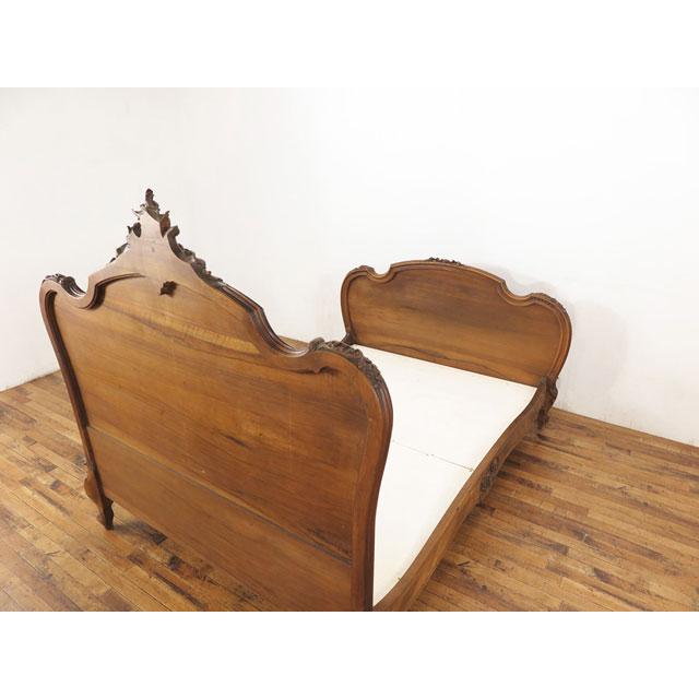 上品さと華麗さを併せ持ったロココ様式 アンティークベッドフレーム