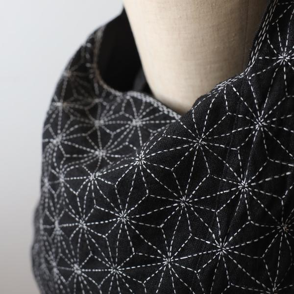 新作　リネン生地に木綿白糸を 刺し子刺繍　麻の葉模様　花　斜め　袈裟掛け鞄トートバッグ　Ａ4可　P99Cの画像