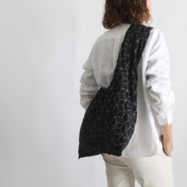 新作　リネン生地に木綿白糸を 刺し子刺繍　麻の葉模様　ひし形　斜め袈裟掛け鞄トートバッグ　Ａ4可　P99DAの画像