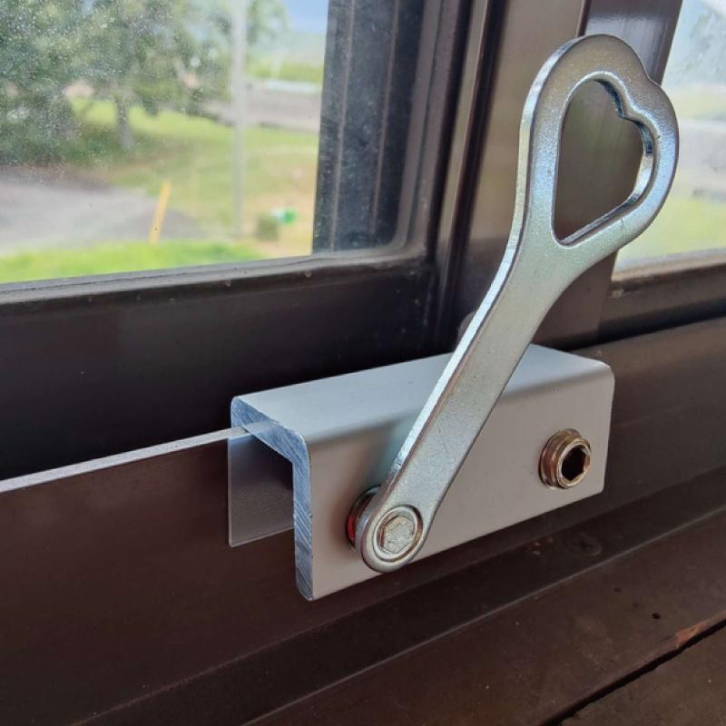 窓ロック サッシロック 防犯グッズ 窓の鍵 防犯対策 まもるくんダブル 2個 |  | 02