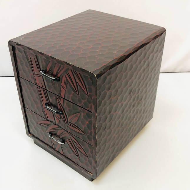 中古　鎌倉彫　ミニチェスト　3段　卓上　小物入れ　引き出し3杯　引出収納　ミニタンス　竹　和風　レトロ　木製　コンパクト　鎌倉彫り |  | 01