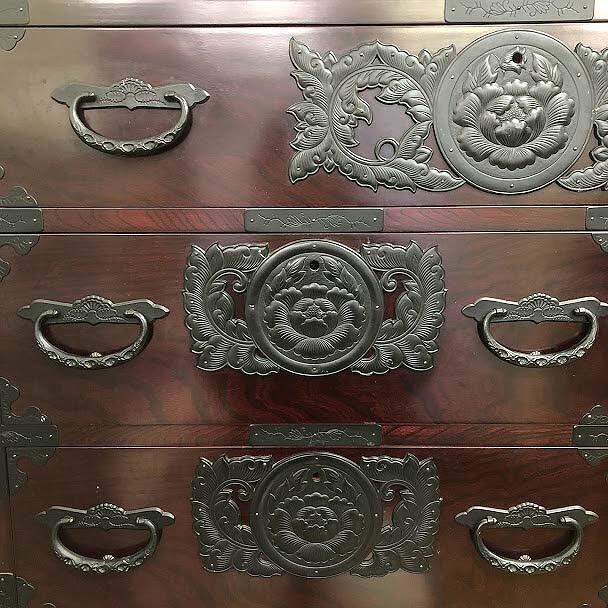 【中古】民芸調タンス 4段 鍵付き 隠し箱付き 幅90cm 引出7杯 アンティーク 和箪笥 施錠可 田中家具 二本松工芸館 和風 チェスト 扉収納 |  | 01