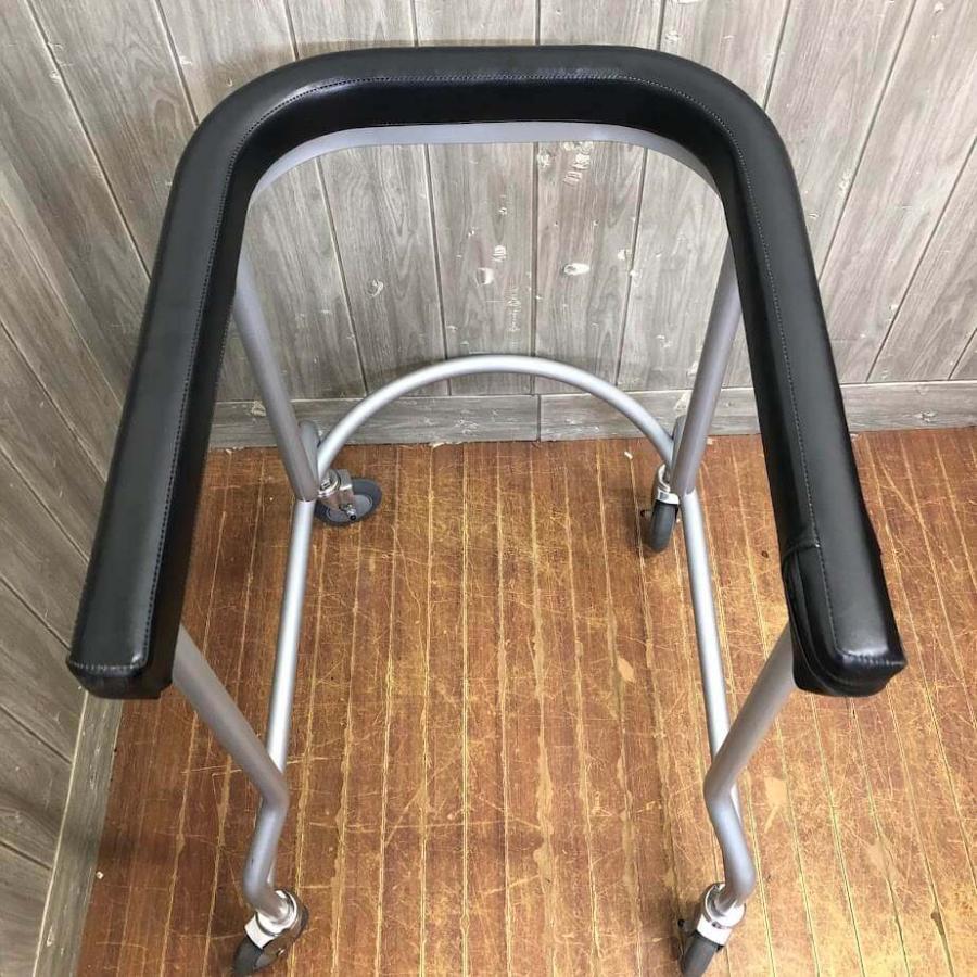 【中古】 アルコー 歩行器 3型中 歩行車 黒 馬蹄型 室内 病院 4輪 歩行介助 移動補助 シルバーカー ブラック 歩行器 中古 |  | 01