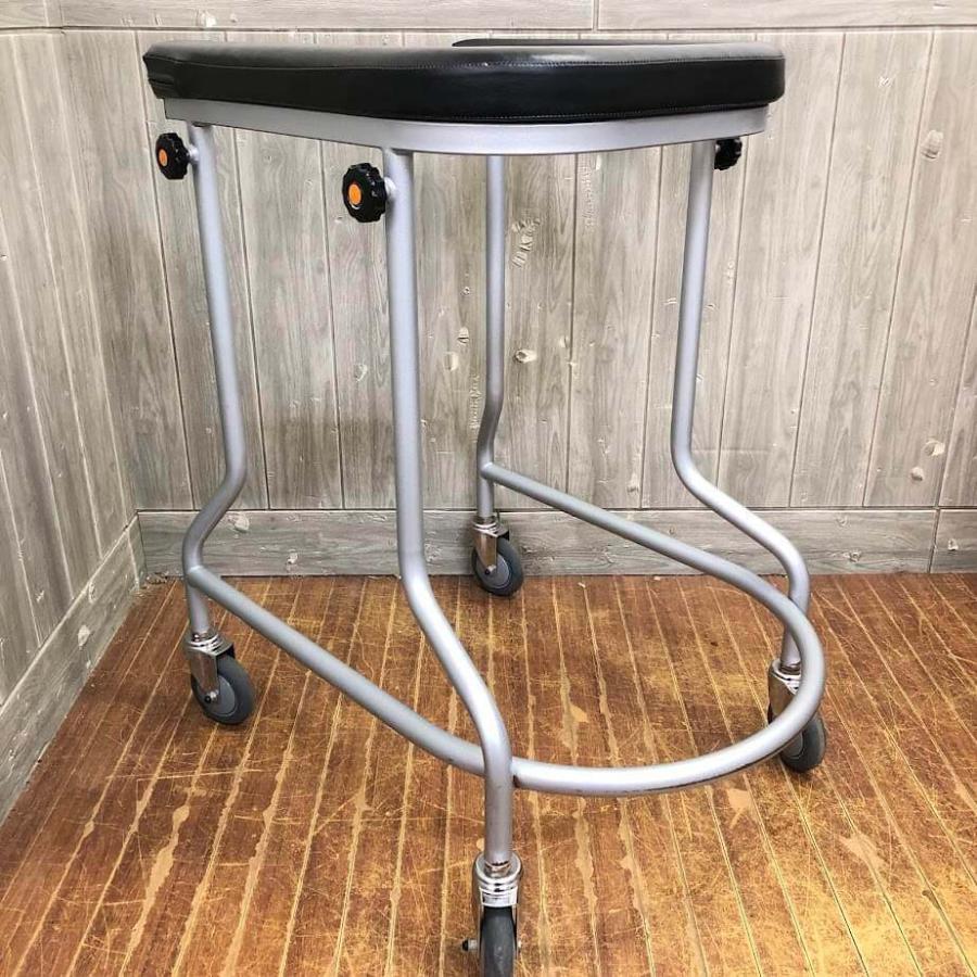 【中古】 アルコー 歩行器 3型中 歩行車 黒 馬蹄型 室内 病院 4輪 歩行介助 移動補助 シルバーカー ブラック 歩行器 中古 |  | 02