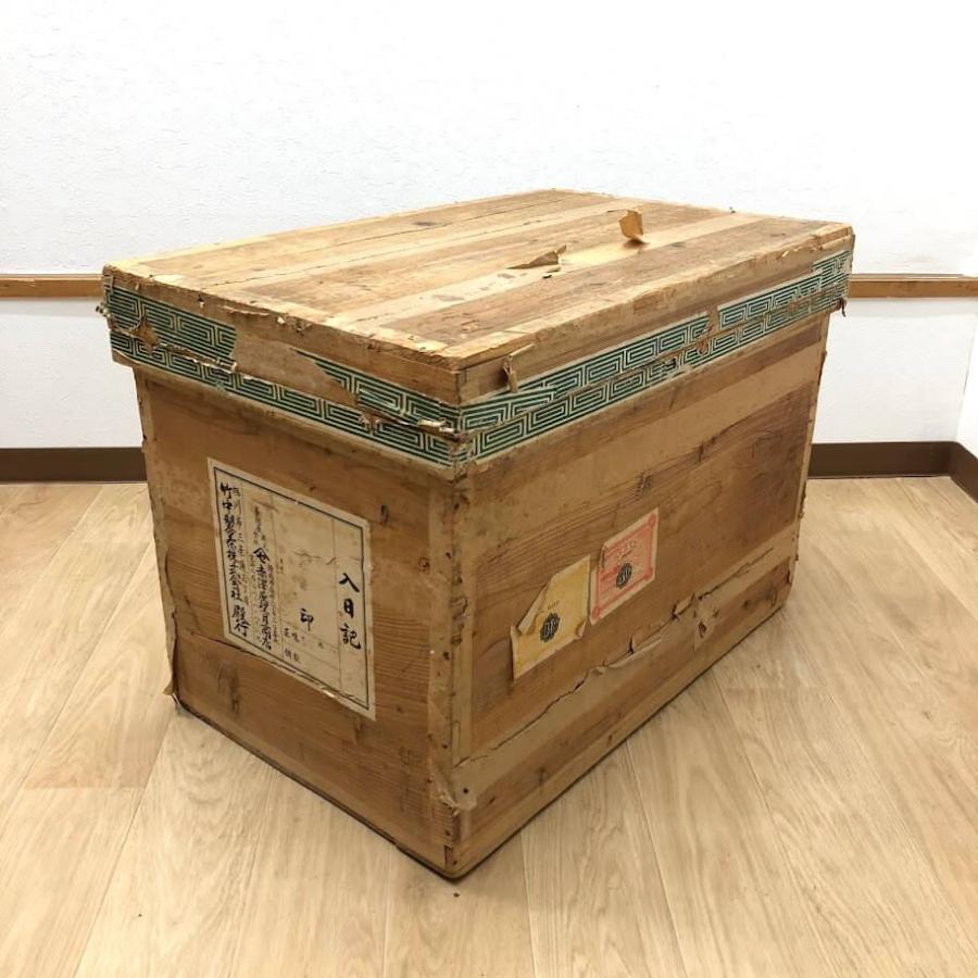 【中古】 茶箱 大型 木箱 木製 収納箱 赤澤屋望月商店 昭和レトロ 衣装ケース 収納 保存箱 蓋付き 収納ボックス 作業台 DIY ブリキ お茶 |  | 01
