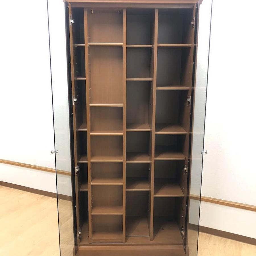【中古】 大型 本棚 両開き ガラス扉 ブラウン スライド棚付 ブックシェルフ 木製 収納庫 棚板可動式 本 小物 飾り棚 ディスプレイ 書棚 書庫 |  | 01