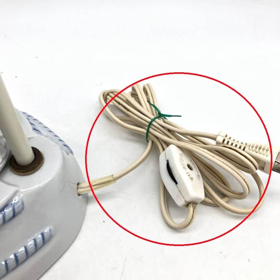 【中古】 陶器製 テーブルライト KPM 西洋陶器 卓上ライト スイッチ付き スタンドライト ナイトスタンド 照明 電気 ランプ 洋風 陶器人形 |  | 04