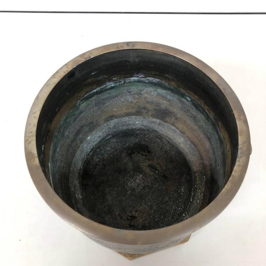 【中古】 金属製 火鉢 金火鉢 彫刻 取っ手付き 持ち手付き 台座付き 真鍮火鉢 暖房器具 火櫃 古道具 古民具 レトロ インテリア 火鉢 中古 |  | 02