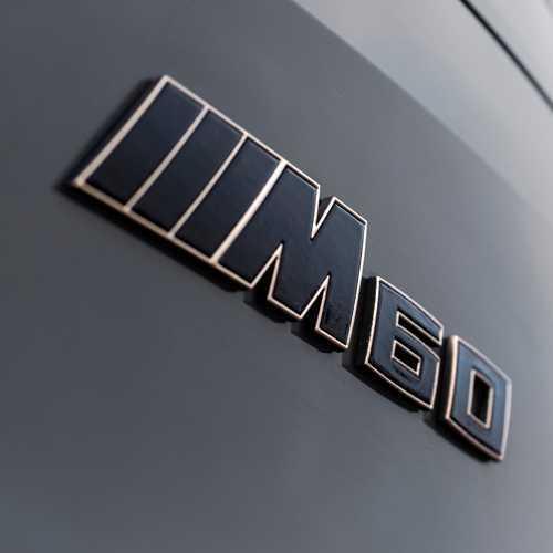 BMW純正 "M60" エンブレム(ブラック／ブロンズ)(I20 iX)｜apdirect｜02