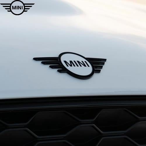 BMW MINI純正 エンブレム (フロント) (ブラック&ナノクホワイト BMW MINI純正 エンブレム (フロント) (ブラック&ナノクホワイト