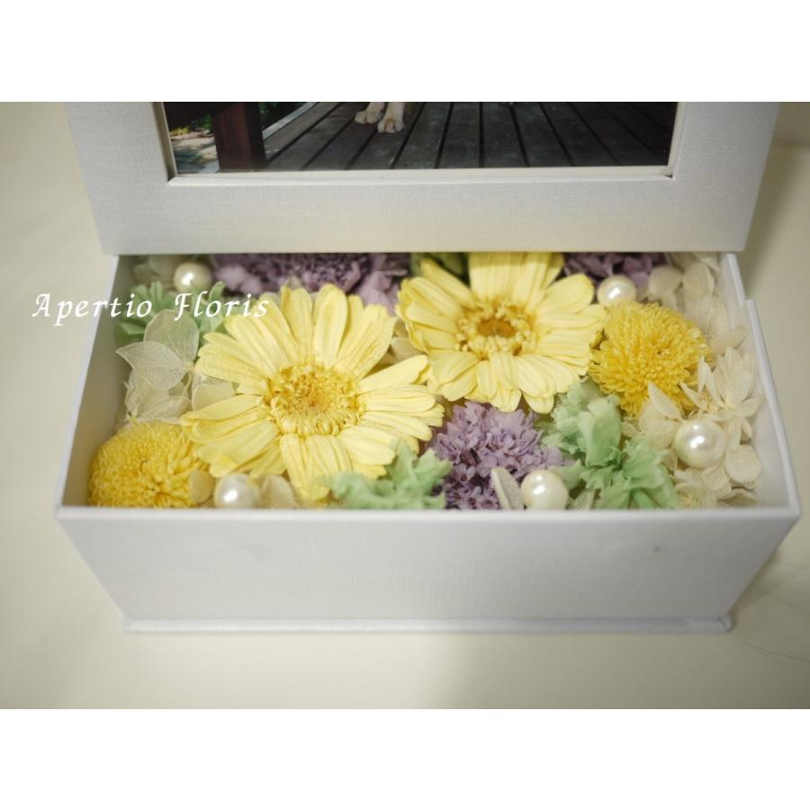 プリザーブドフラワーフォトボックス仏花イエロー★黄色 花 贈り物 供物 お供え お供え花 お悔やみ 花 法事 四十九日法要 命日 喪中見舞い |  | 01