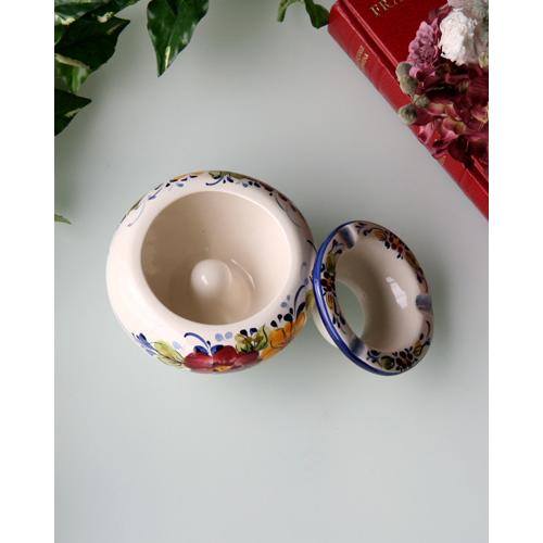 コロンと丸いポルトガルの蓋付き灰皿 花柄 陶器 丸型 可愛い お洒落 ヨーロピアン フラワー インテリア 小物入れ 輸入雑貨 カントリー ホワイト ブルー 315 00 636w 輸入家具の販売 通販 アピタス 通販 Yahoo ショッピング