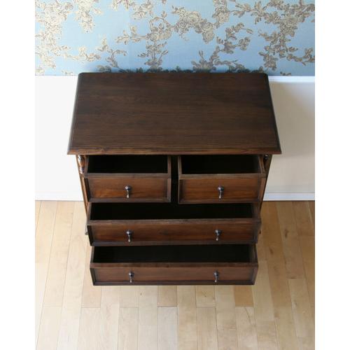 輸入家具 アンティーク風チェスト 木製 3段 引出し収納家具 オーク材 英国アンティーク ツイスト脚 寝室 リビング アンティーク調チェスト 天然木 送料無料     商品情報    木目の綺麗なオーク材を使ってつくられたアンティーク調チェスト。イギリスのアンティーク家具を再現したリプロダクト商品になります。深み