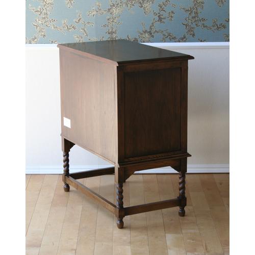 輸入家具 アンティーク風チェスト 木製 3段 引出し収納家具 オーク材 英国アンティーク ツイスト脚 寝室 リビング アンティーク調チェスト 天然木 送料無料     商品情報    木目の綺麗なオーク材を使ってつくられたアンティーク調チェスト。イギリスのアンティーク家具を再現したリプロダクト商品になります。深み