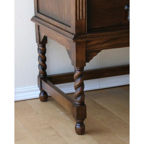 輸入家具 アンティーク風チェスト 木製 3段 引出し収納家具 オーク材 英国アンティーク ツイスト脚 寝室 リビング アンティーク調チェスト 天然木 送料無料     商品情報    木目の綺麗なオーク材を使ってつくられたアンティーク調チェスト。イギリスのアンティーク家具を再現したリプロダクト商品になります。深み