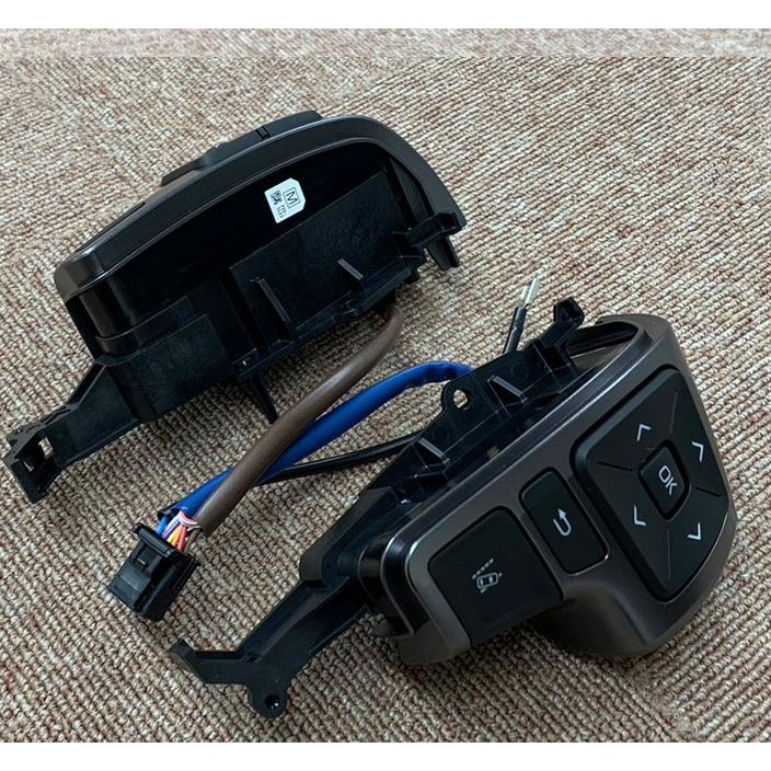 トヨタ純正 200系ハイエース ダークプライム ステアリングスイッチ左右  