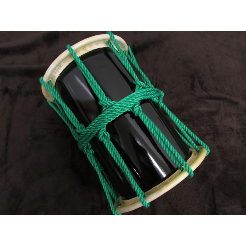 三島屋楽器店 オリジナル桶胴太鼓 9寸 (直径約27.5cm） グリーン 吊りバンド+バチセット 【担ぎ桶胴太鼓 おけどうだいこ】
