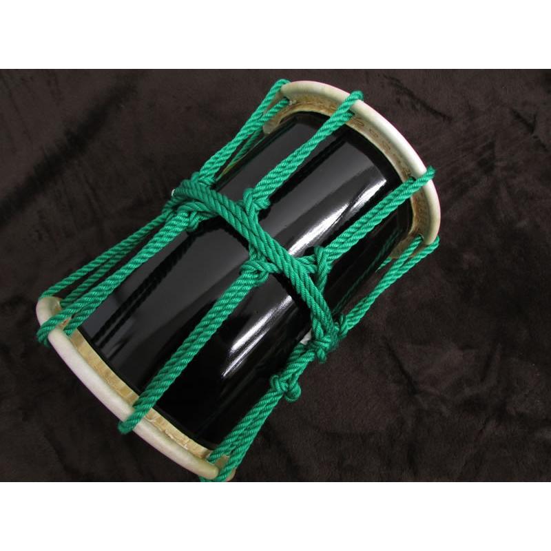 三島屋楽器店 オリジナル桶胴太鼓 9寸 (直径約27.5cm） グリーン 吊りバンド+バチセット 【担ぎ桶胴太鼓 おけどうだいこ】の画像