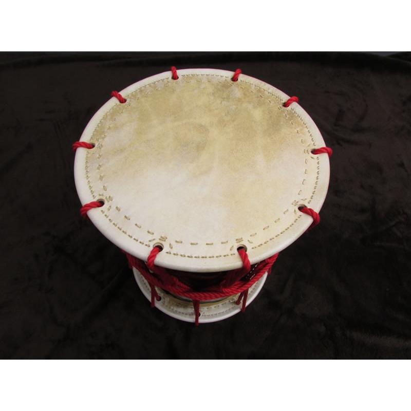 三島屋楽器店 オリジナル桶胴太鼓 9寸 (直径約27.5cm） レッド 吊りバンド+バチセット 【担ぎ桶胴太鼓 おけどうだいこ】の画像