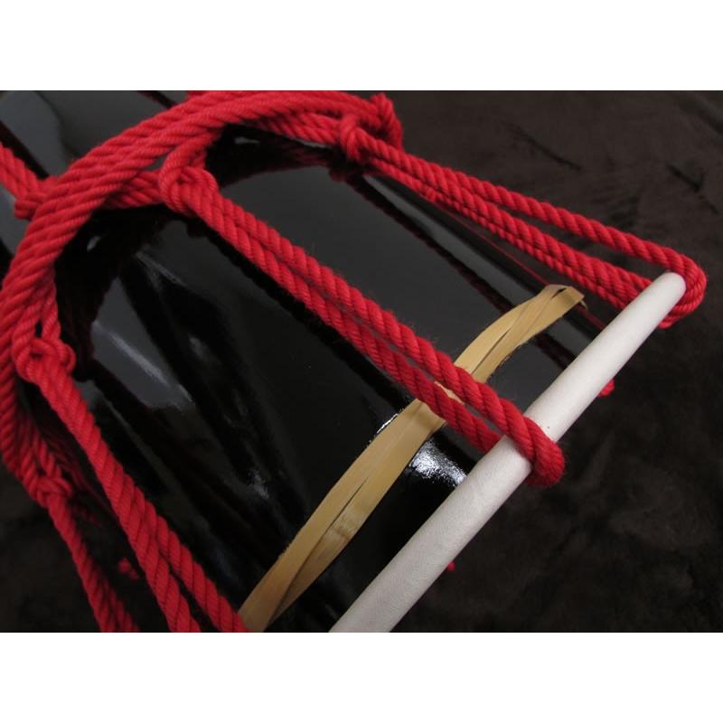 三島屋楽器店 オリジナル桶胴太鼓 9寸 (直径約27.5cm） レッド 吊りバンド+バチセット 【担ぎ桶胴太鼓 おけどうだいこ】の画像