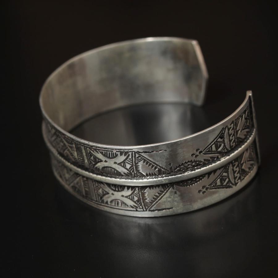 【モロッコ直輸入】トゥアレグ族　高純度シルバーバングル TOUAREG SILVER JEWELRY トゥアレグ シルバー ジュエリー シルバー