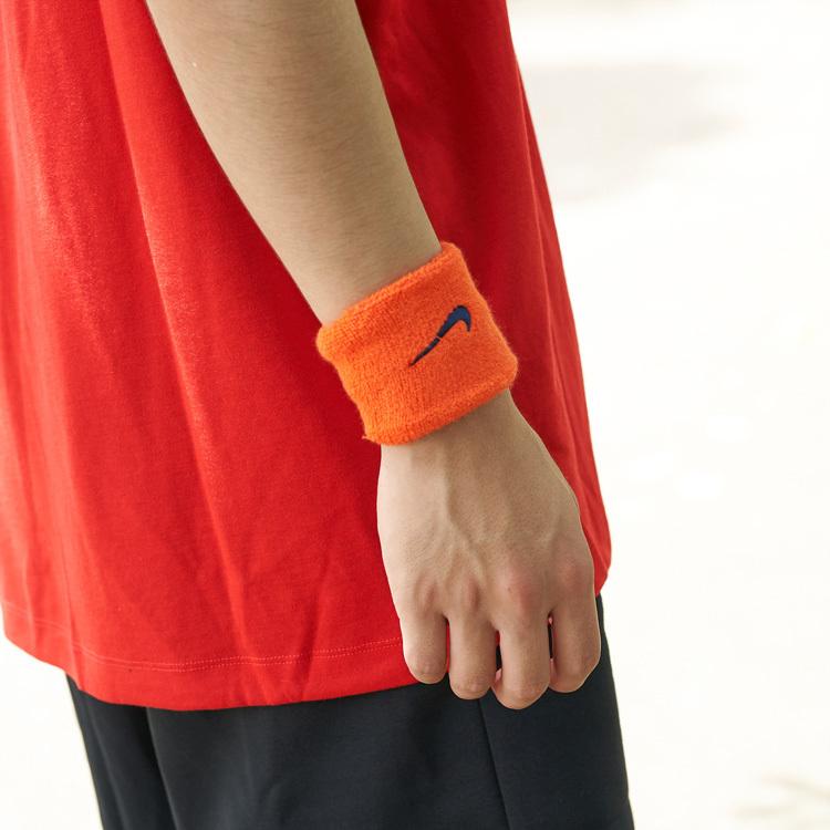 リストバンド ナイキ Nike スウッシュ 2個セット 両腕 汗どめ ランニング テニス バスケットボール ゴルフ ジム 自宅トレーニング Bn4002 804 Apworld 通販 Paypayモール