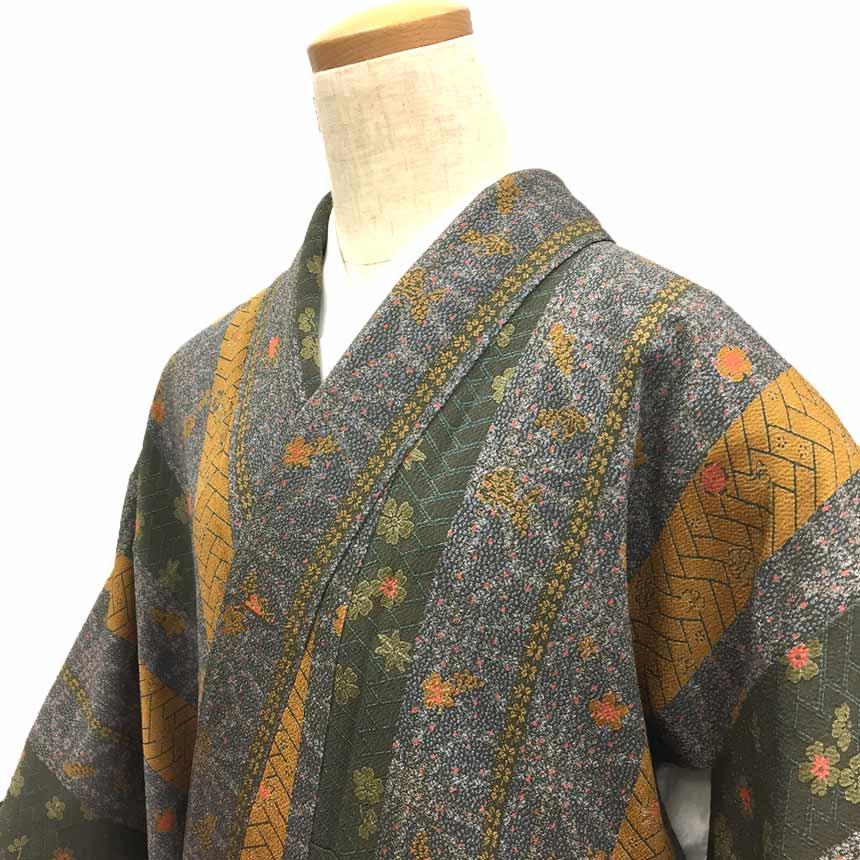 小紋（八掛が桜です) 京やC089 正絹 小紋 ちりめん 絹100％ 伝統工芸 縞文様 桜 梅 葡萄