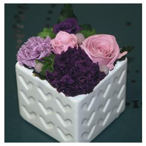 プリザーブドフラワーのカーネーションとバラのアレンジメント「ハート