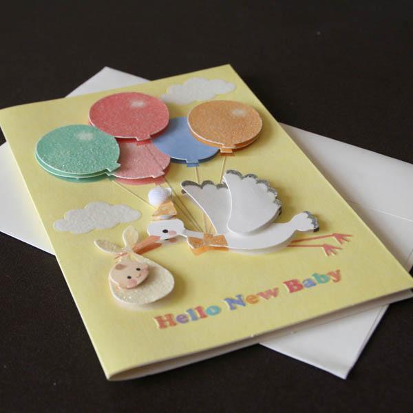 出産祝いカード「風船とコウノトリが運ぶ赤ちゃん」（イエロー,ラメ