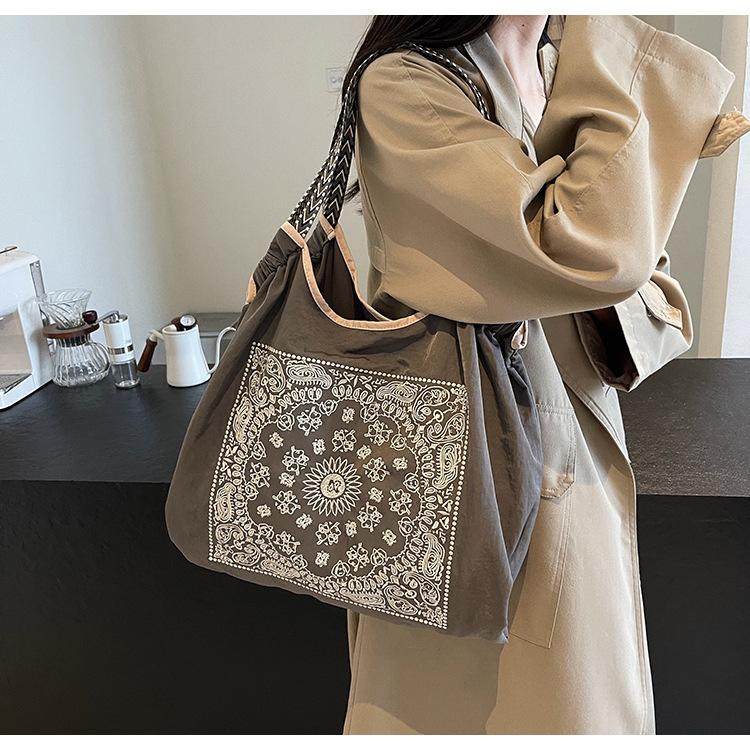 刺繍 エコバッグ バンダナ柄 大容量 防水 ナイロンバッグ 持ち手幅広