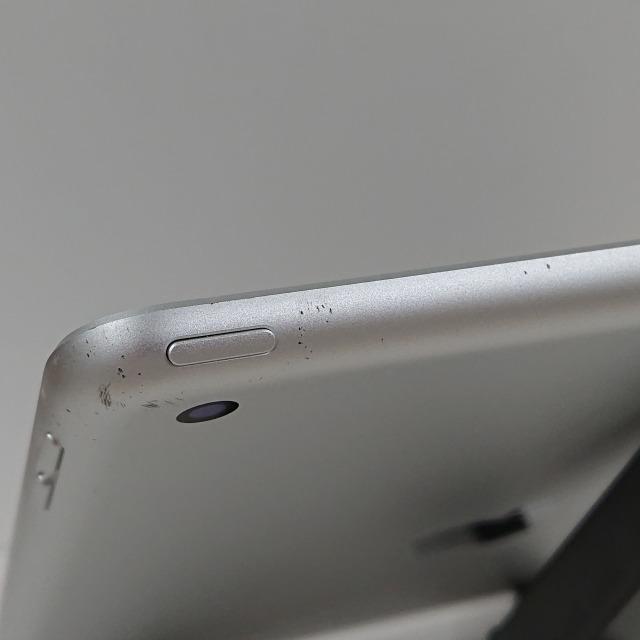 iPad 第6世代 128GB Wi-Fiモデル シルバー 送料無料 即決 本体 c06452