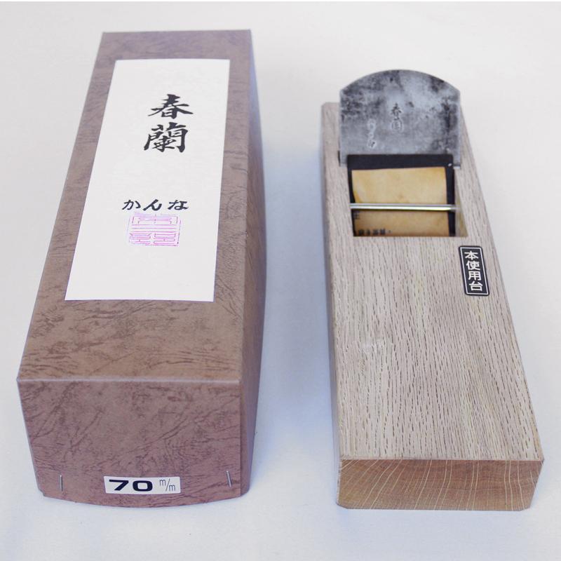 伝統大鉋『春蘭』 青紙1号 70mm 普通口（白樫・9寸5分台） 磨きパウダー付き 常三郎 TP-47 |  | 01