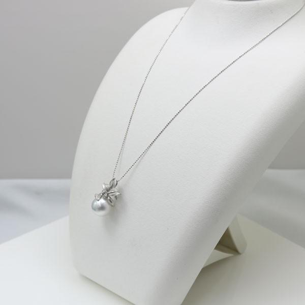 白蝶ケシ真珠と金属製の葉っぱ形ペンダント　トップ　シルバー 白蝶ケシ真珠と金属製の葉っぱ形ペンダント トップ シルバー