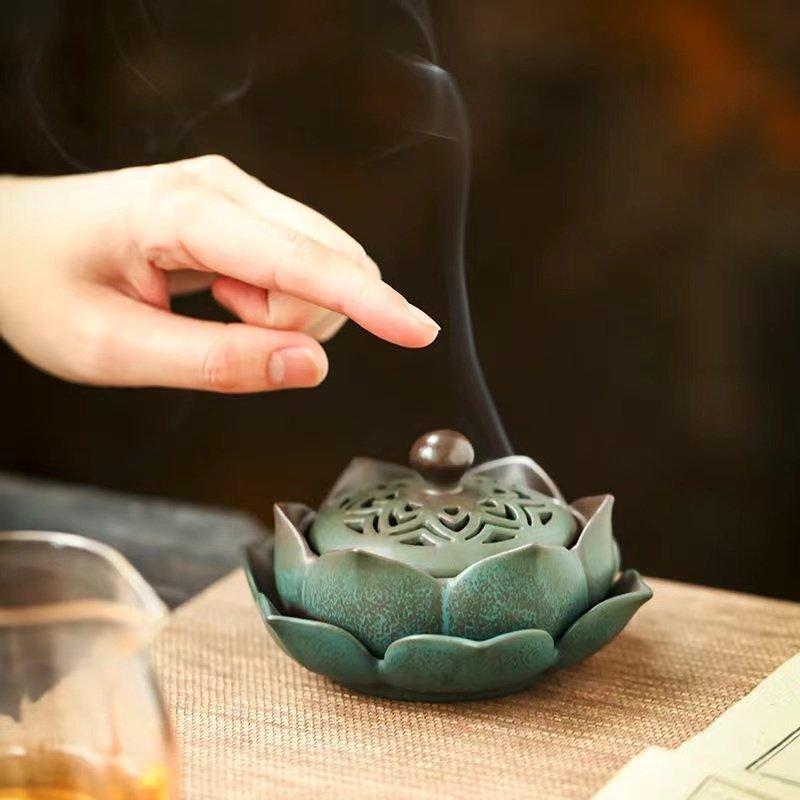本物新品保証】【本物新品保証】アジアン風 香炉 花 渦巻き線香ホルダー インテリア 蚊取り線香ホルダー 線香入れ 磁器 香皿 蓋付き 難燃綿付き 仏壇、仏具 打ち敷き 三角 打敷 内敷 内敷き 100代 42cm幅 葡萄 抹茶