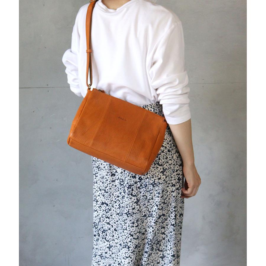 Dakota（ダコタ） スクエアショルダーバッグ ヤギ革 軽量 軽い