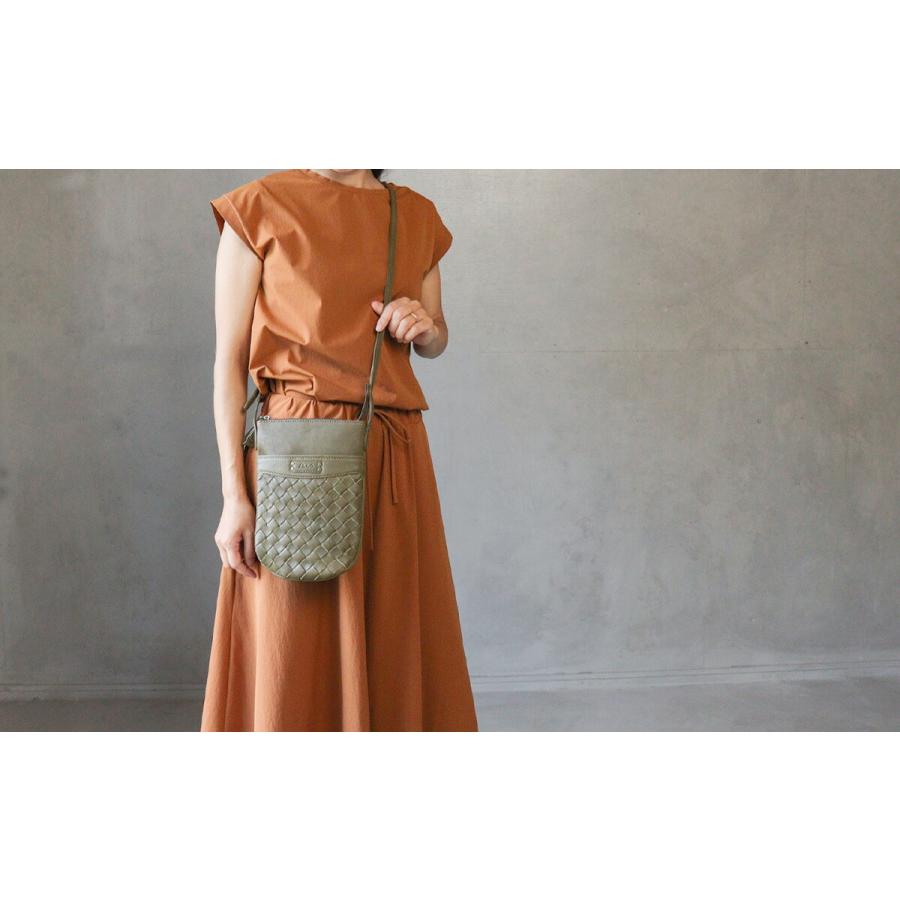 Dakota（ダコタ） ミニショルダーバッグ 縦型 薄マチ メッシュ 手編み