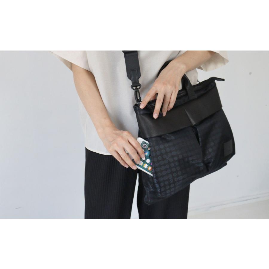 2WAYショルダーバッグ A4 ESTINE(エスティーヌ)ヘイズ 軽量 光沢 ドット ナイロン×牛革 ユニセックス ヘルメットバッグ 日本製 1075102の画像