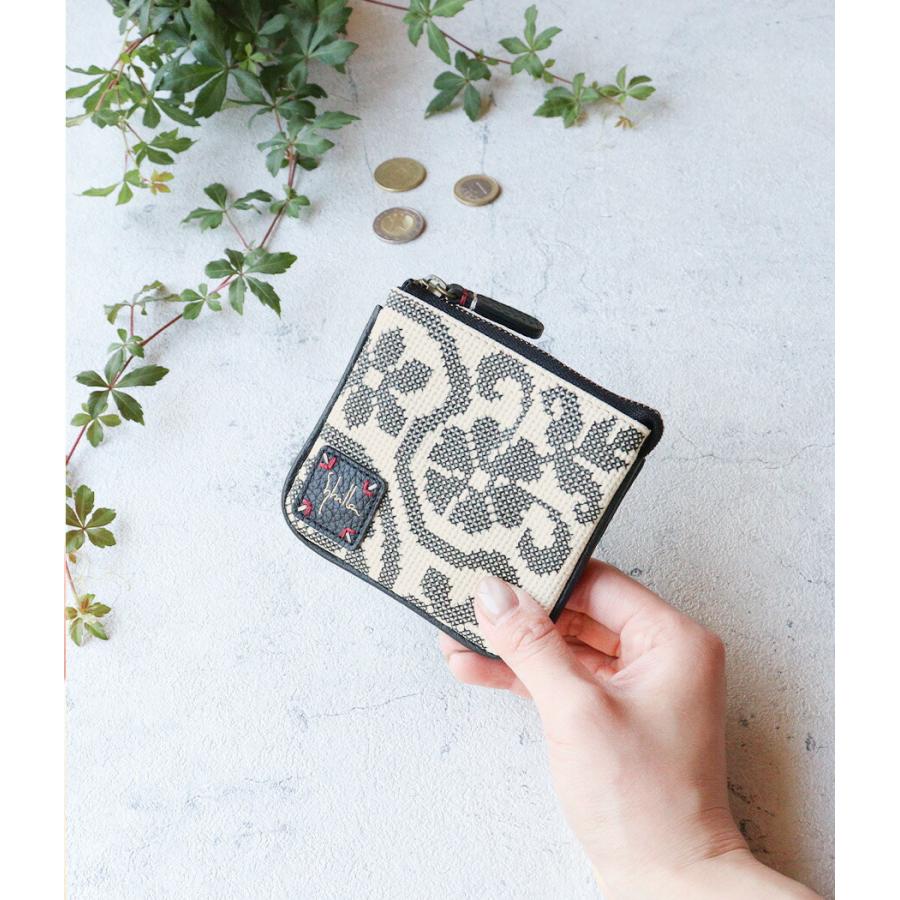 Sybilla（シビラ） ミニ財布 フラグメントケース 刺繍風 プリント 型