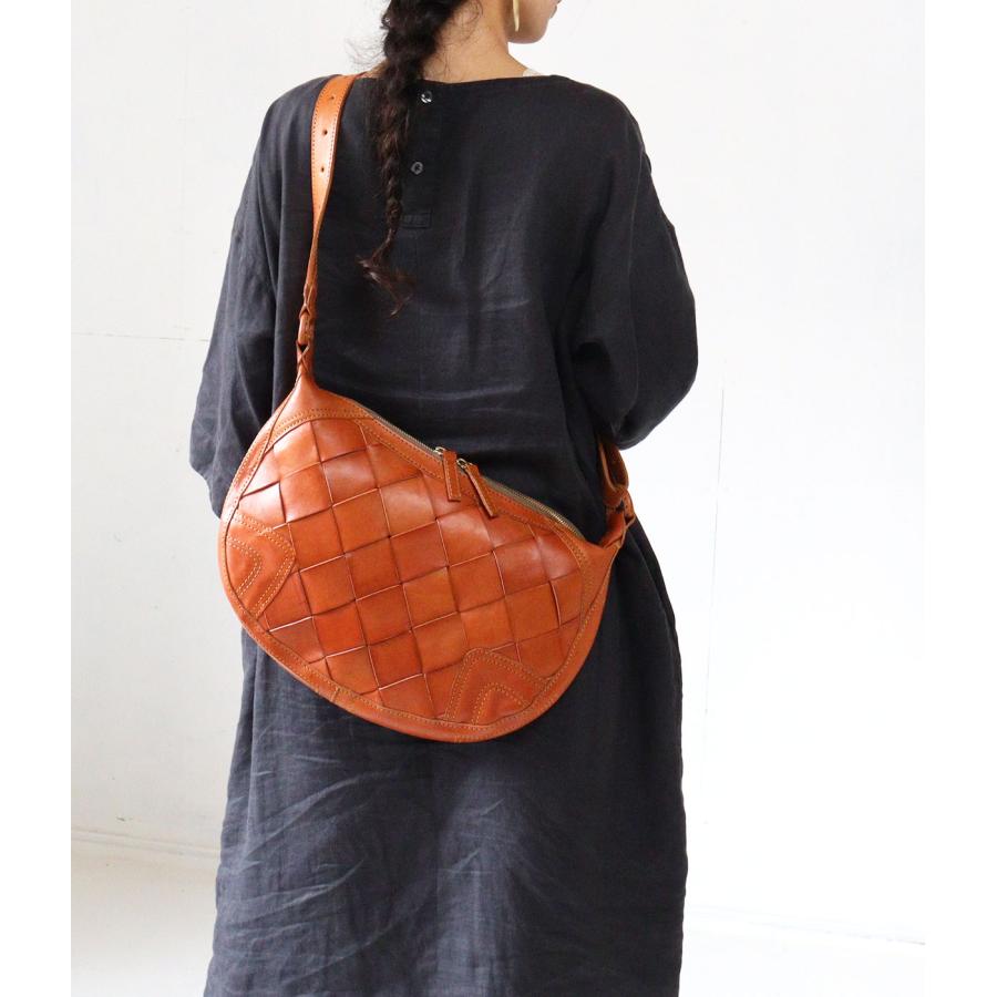 robita ラウンドバックル クロスボディ ロビタ anyam nya(アニャムニャ  