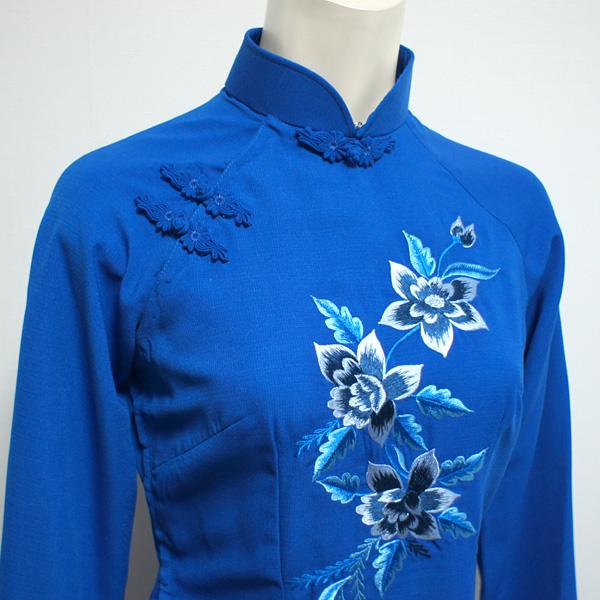 本場ベトナム直送　ブルー シルクアオザイ 伝統的な花刺繍入り　新品　サイズS ベトナム花刺繍アオザイ 長袖（上着のみ）※パンツ別売り ／ ベトナム