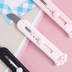 数量限定価格 子ネコと握手しながら紙を切る ぷっくりピンクの肉球がかわいいミニカッター かわいい キュート おしゃれ 女子文具 ねこ 肉球 カッターナイフ Whitesforracialequity Org