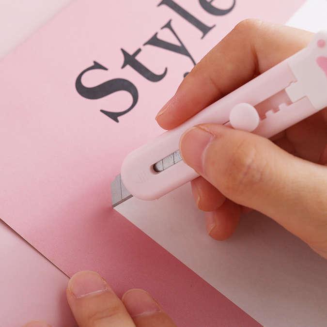 3色セット 子ネコと握手しながら紙を切る？！ぷっくりピンクの肉球がかわいいミニカッター。 かわいい キュート おしゃれ 女子文具 ねこ 肉球 カッターナイフ |  | 02