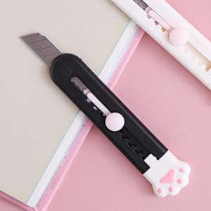 3色セット 子ネコと握手しながら紙を切る？！ぷっくりピンクの肉球がかわいいミニカッター。 かわいい キュート おしゃれ 女子文具 ねこ 肉球 カッターナイフ |  | 04