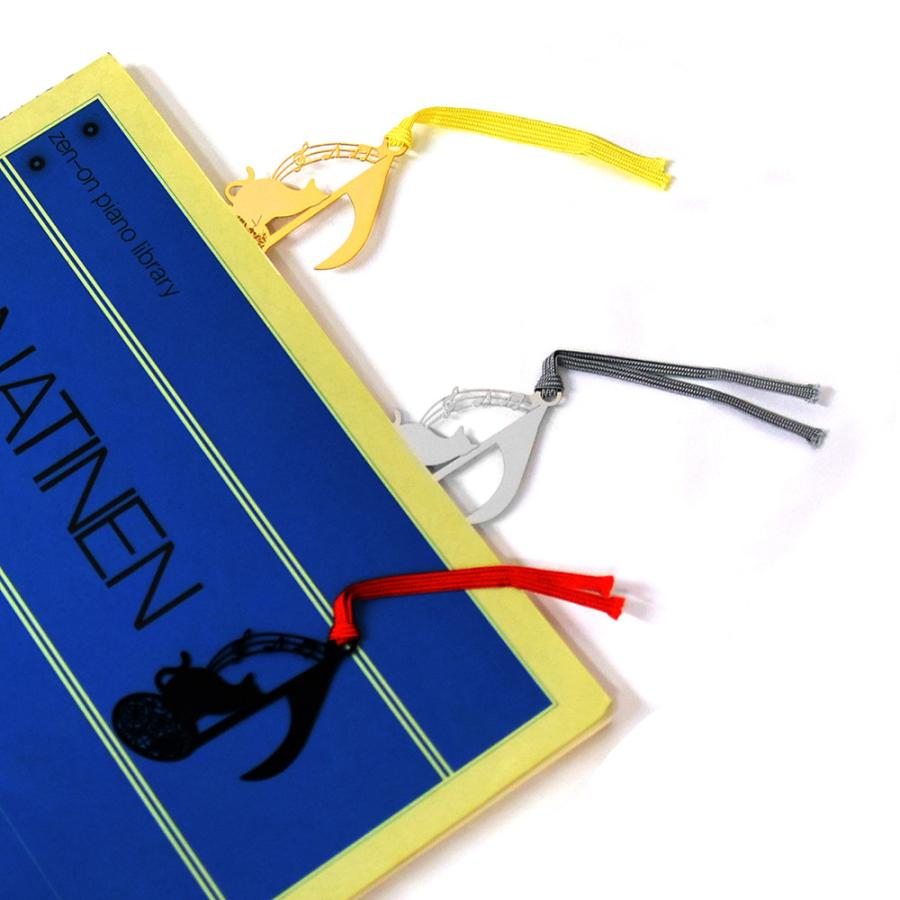 音符とねこの金属しおり。可憐な花模様からできた八分音符が