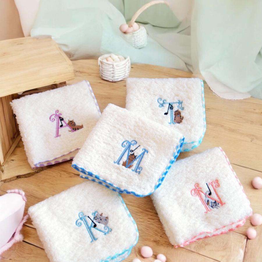 シンジカトウ】イニシャル刺繍入りタオルハンカチ。音符と猫デザイン
