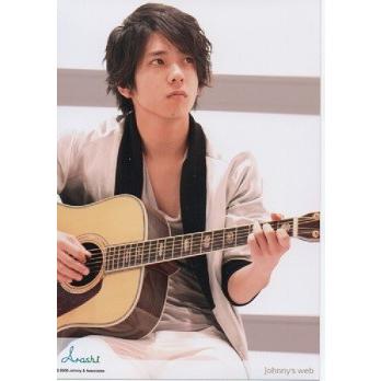 二宮和也 嵐 公式生写真 08年 風の向こうへ 衣装白 黒 ギター持ち 口閉じ Fb アレイズブック ヤフーshop 通販 Yahoo ショッピング