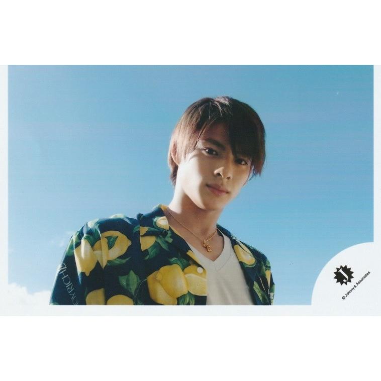 平野紫耀 キンプリ 公式生写真 Jロゴ ハワイ 衣装青 黄 白 カメラ目線 背景水色 Fb アレイズブック ヤフーshop 通販 Yahoo ショッピング
