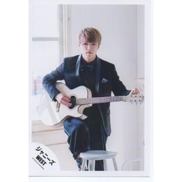 神山智洋 ジャニーズwest 公式生写真 一発めぇぇぇぇぇぇぇ 衣装紺 ギター持ち 目線若干左方向 Fb 8051 アレイズブック ヤフーshop 通販 Yahoo ショッピング