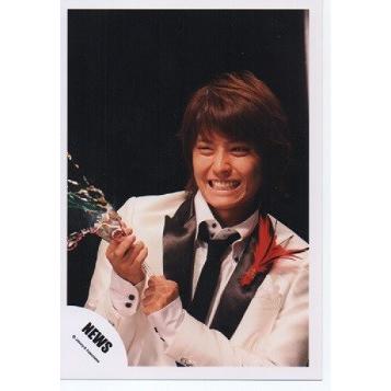 手越祐也 News 公式生写真 衣装白 黒 背景黒 笑顔 物持ち Fb 9745 アレイズブック ヤフーshop 通販 Yahoo ショッピング