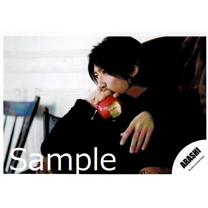 相葉雅紀 嵐 公式生写真 Love 衣装黒 りんご持ち Y 2710 アレイズブック ヤフーshop 通販 Yahoo ショッピング